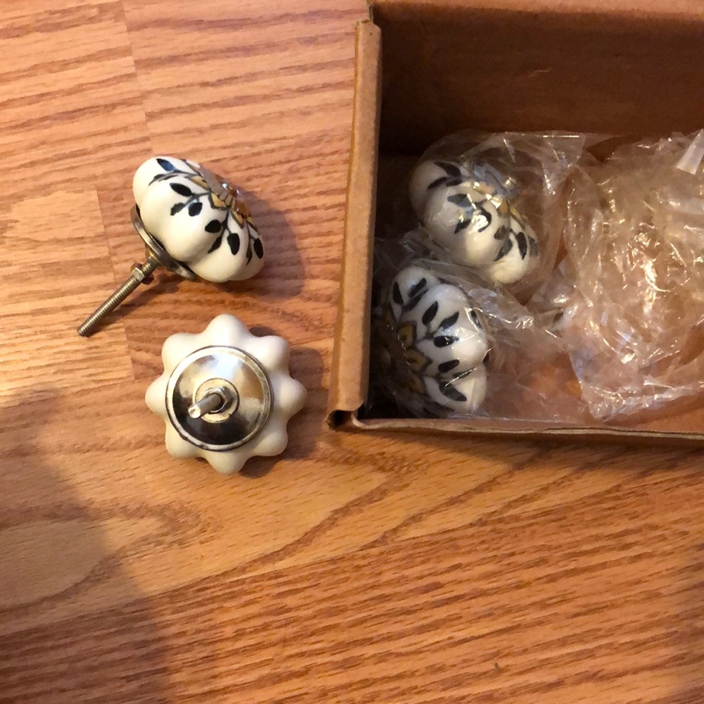 Hand painted knobs - Picture 2 of 2